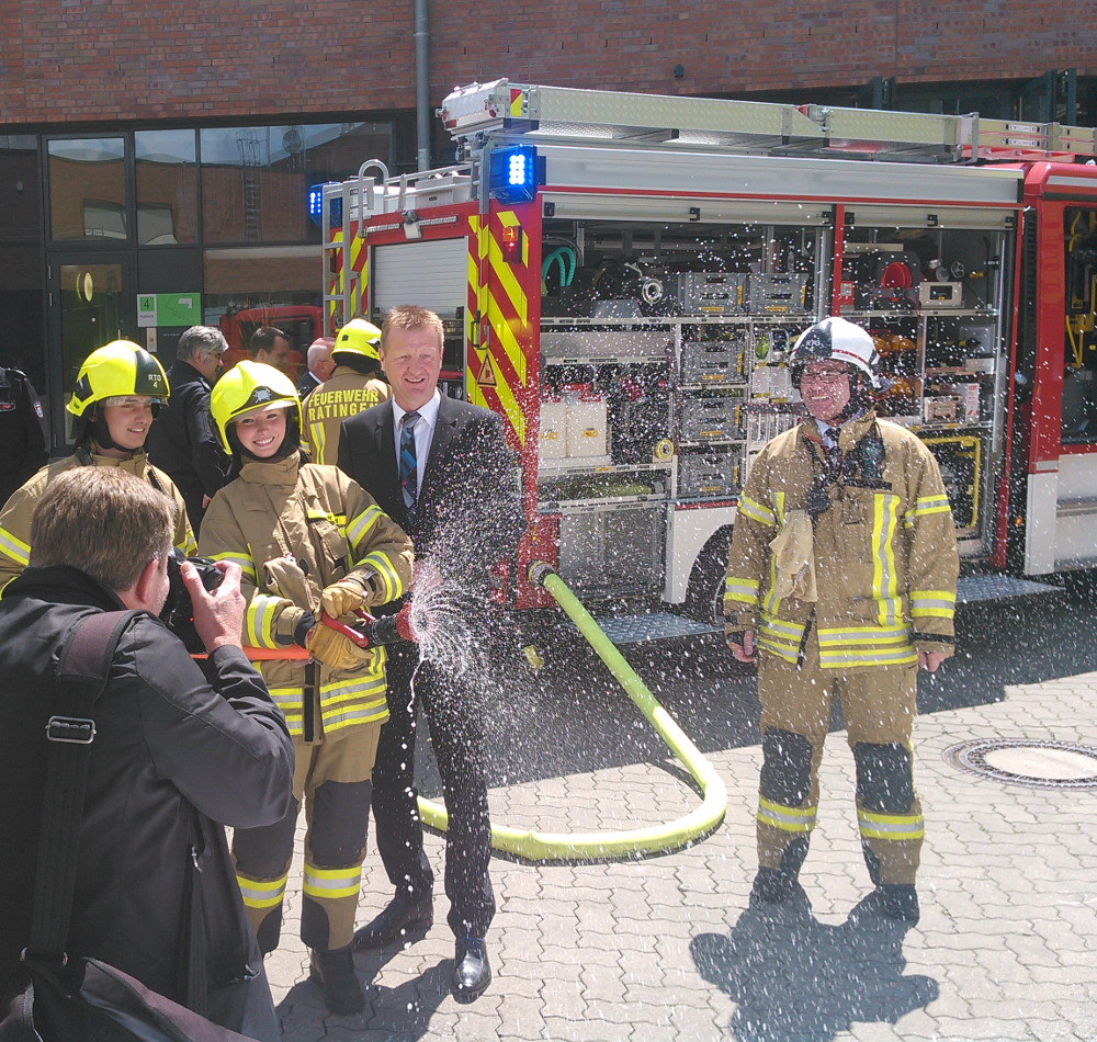 Minister Jäger am Hohlstrahlrohr